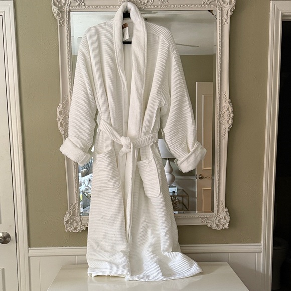 Pottery Barn Resort Robe - Picture 1 of 3